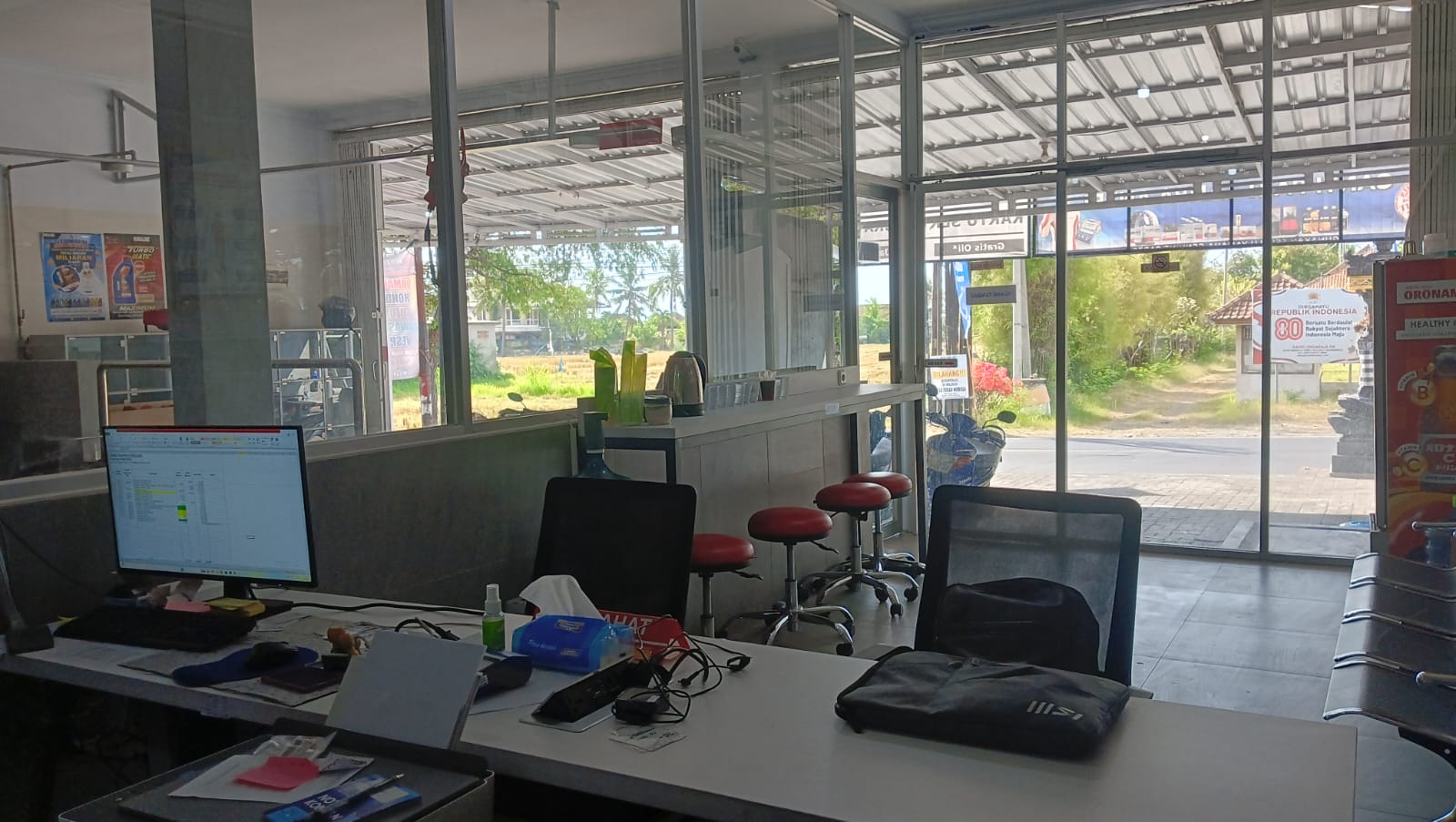 Teknisi Sedang Service